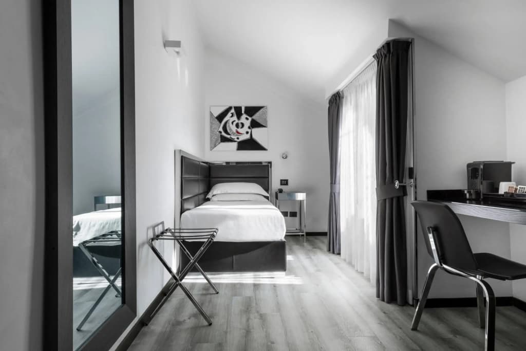 LHP Hotel Napoleon - photo 2