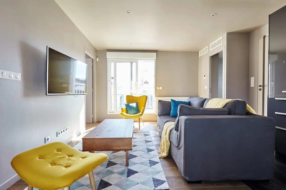 Stunning 2BR Home With Balcony in Batignolles - photo 3
