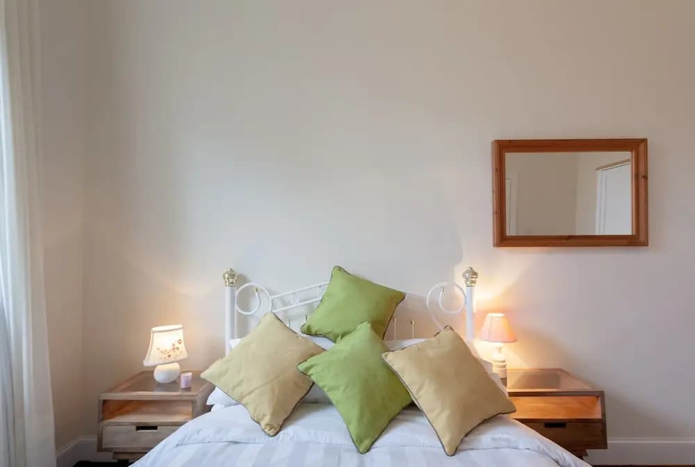 1 Bedroom Traditional Leith Flat - photo 7