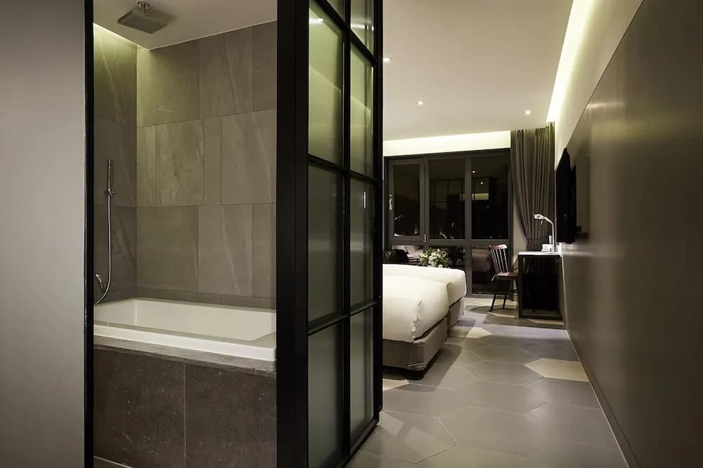 Nine Brick Hotel - photo 7