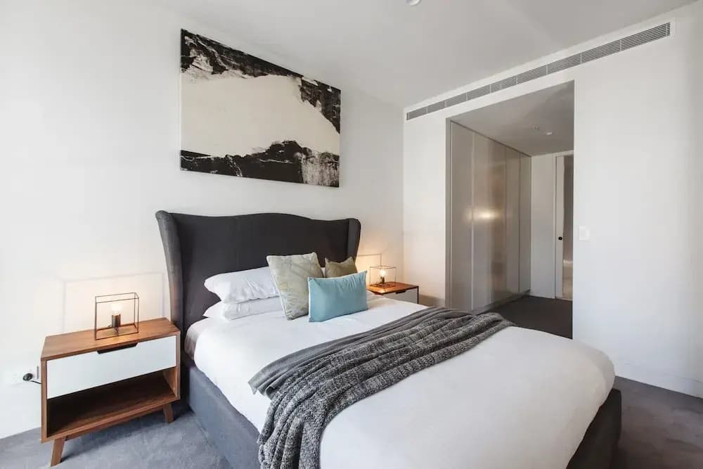 Chic 1-bed With a Sleek Balcony Near Shops - photo 4