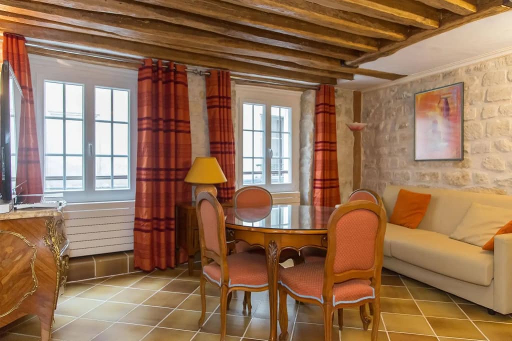 Saint-Germain des Pres Apartment - photo 2