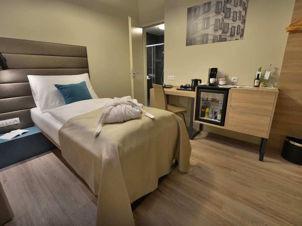 EA Hotel New Town - photo 4