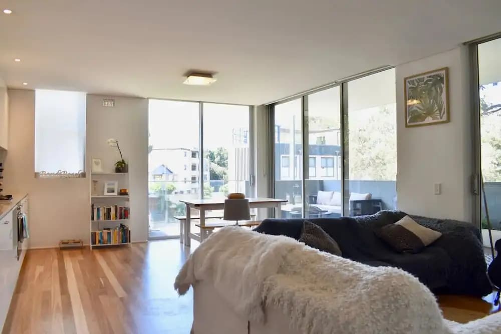 Bright and Open 2 Bedroom Bondi Flat - photo 4