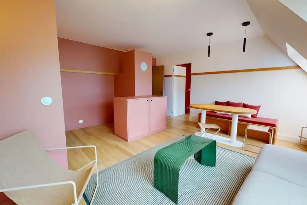 Charming 2-bed Flat w Shared Spaces - photo 3