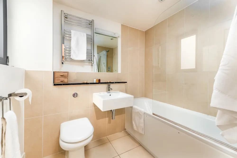 Charming Hackney Apartment with Garden - photo 6