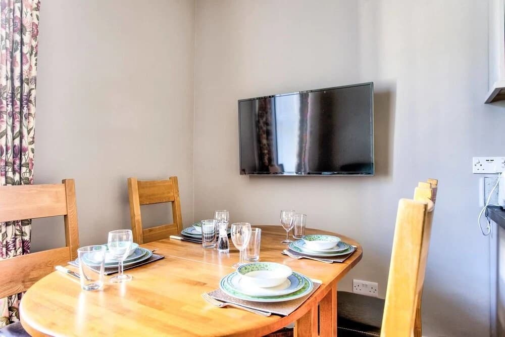 Beautifully Presented, Well Located, 2 bed apt - photo 3