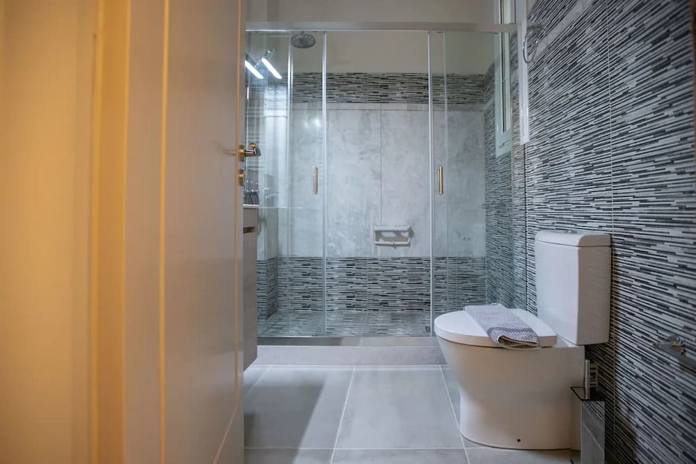 Luxurious 4 Bdrm 3Bath Apt 1- Athens - photo 9