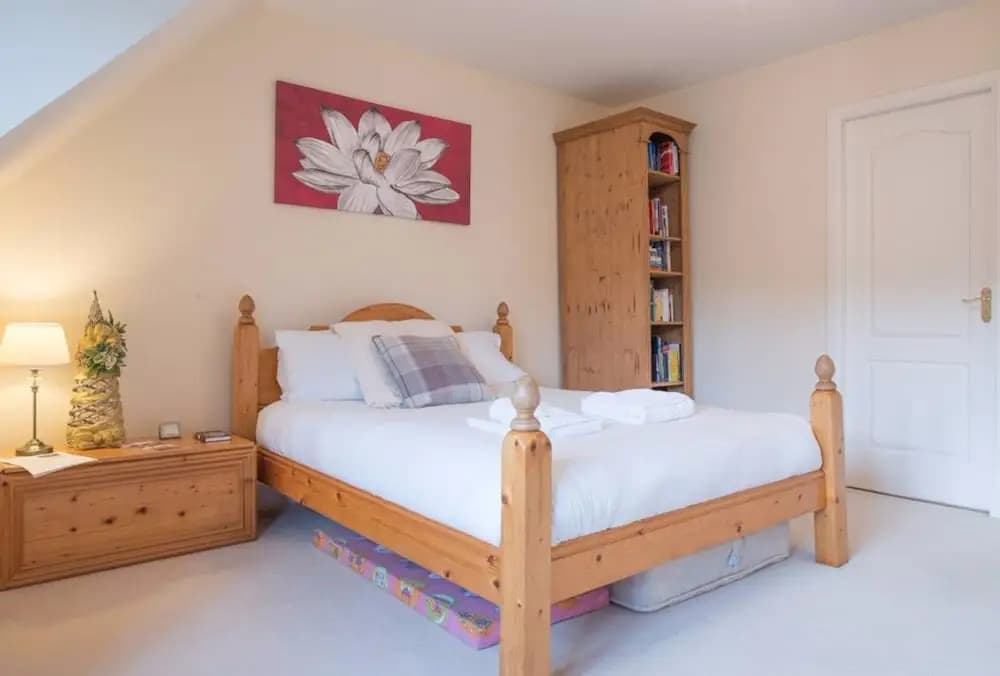 5 Bedroom House With Free Parking - photo 5