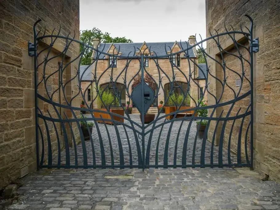 Stunning Edinburgh 1820s Stables Converted Studio - photo 9