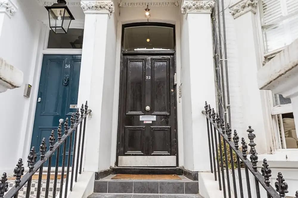 Charming Chelsea Flat - photo 1