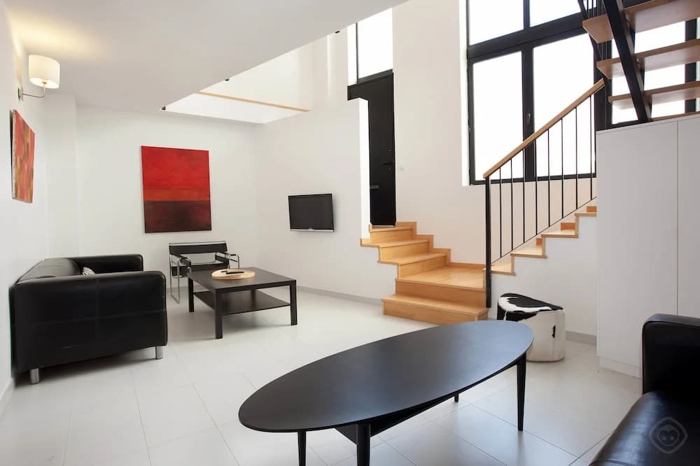 Large Guell Apartment - photo 5