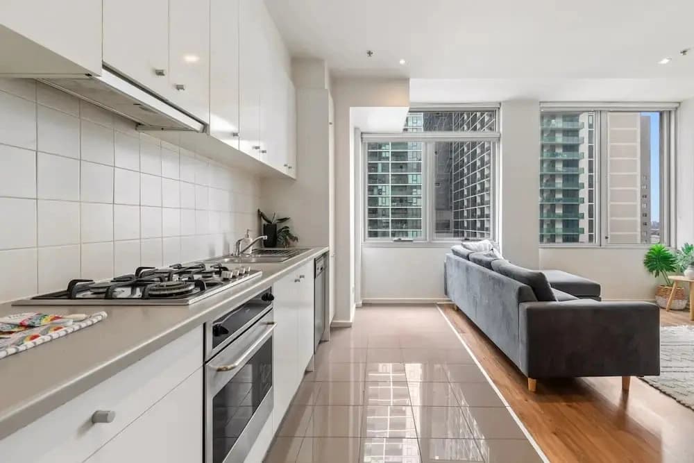 Melbourne CBD 2BR Apt With Pool & Gym Access - photo 13