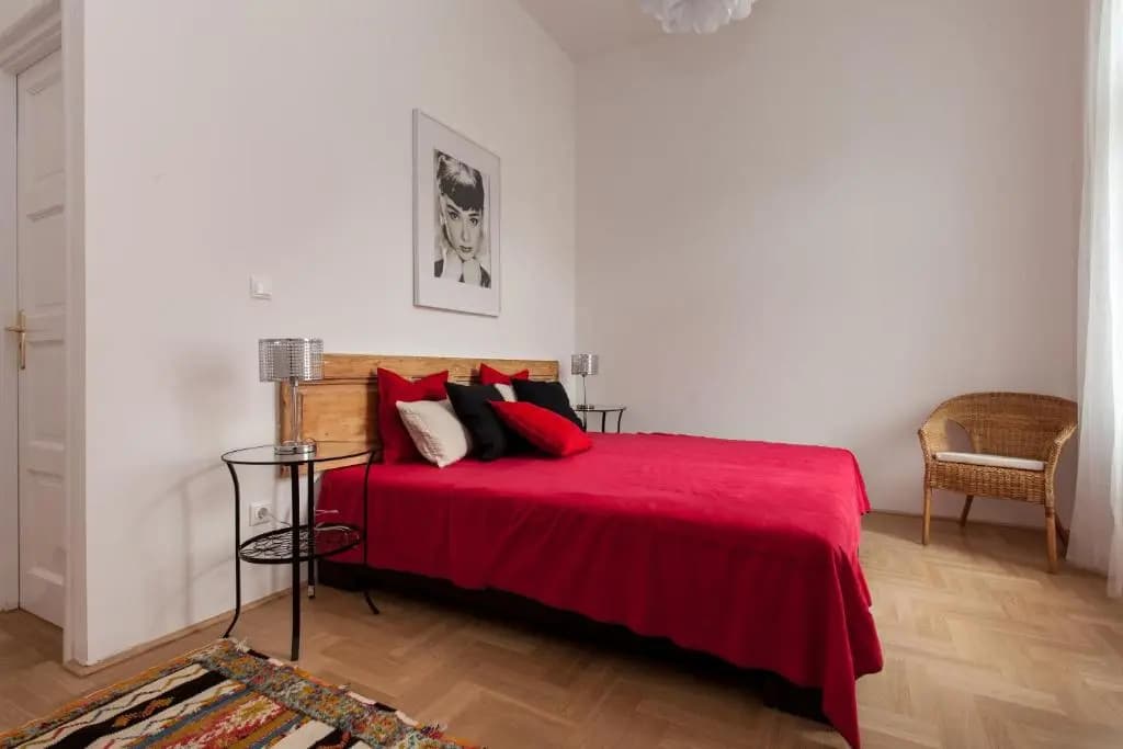 Annie's 3 bed and 3 bathroom apartment - main photo