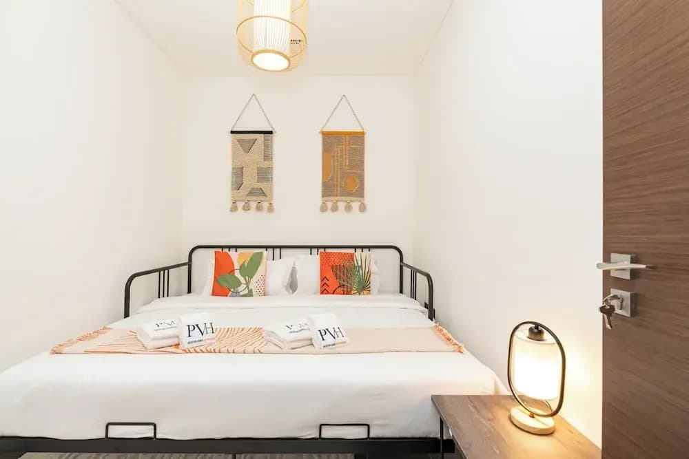 PVH - Stylish 1BR with Study - The Crest - photo 2