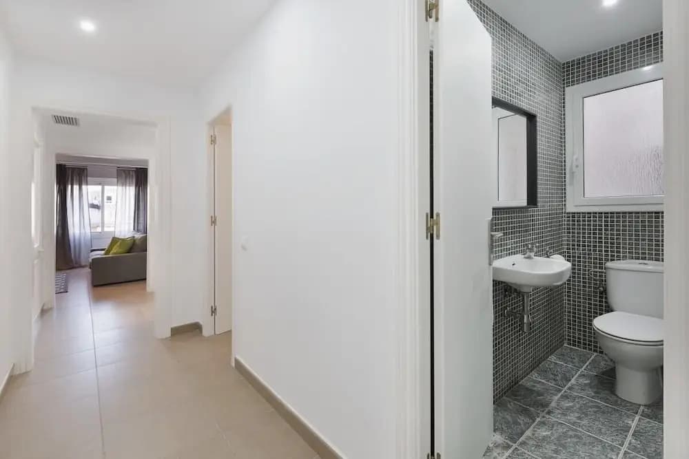 Cosy & Modern 4bdr in Central Eixample - photo 8