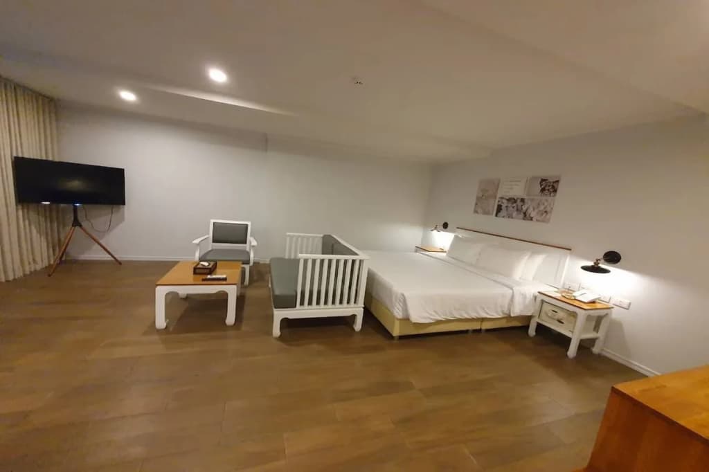 J Place Hotel - photo 13