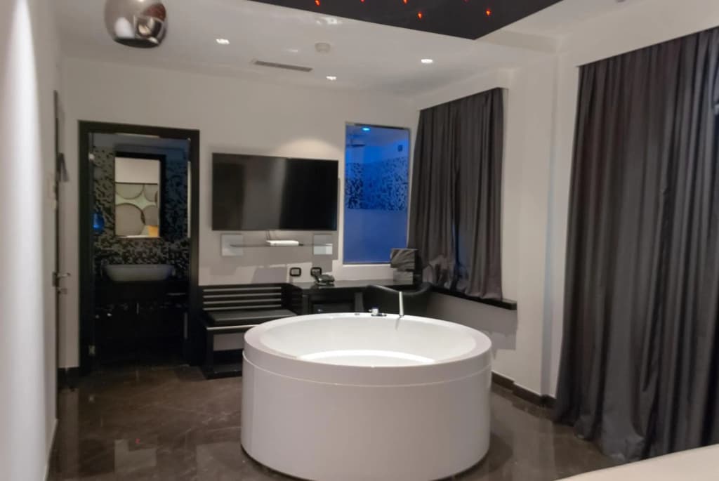 JC Hotel - photo 9
