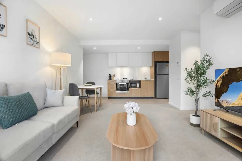 Marina-view 1-bed Apartment in Docklands - photo 6