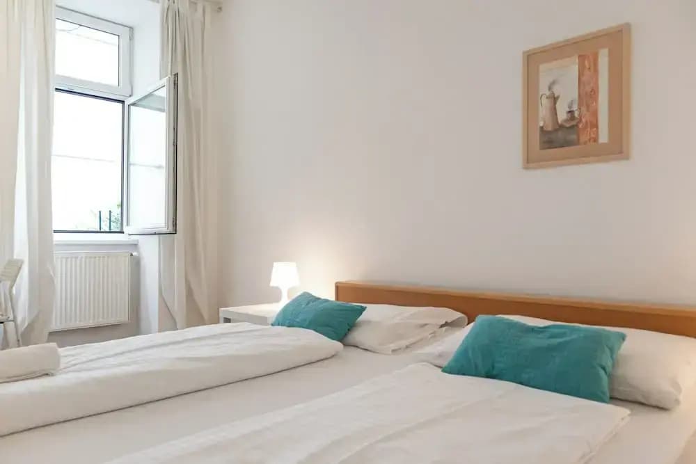 Welcoming 3BR Apt Steps From Belvedere - photo 8