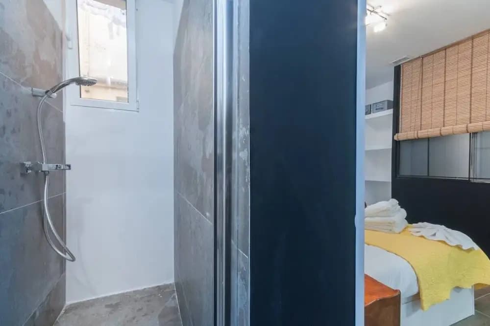 Spacious Designer Two Bed Apartment in Malasaña - photo 8
