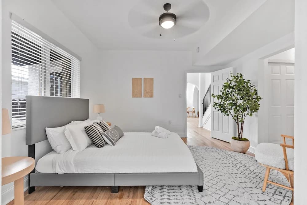 Stylish & Modern 4BD Home - photo 39