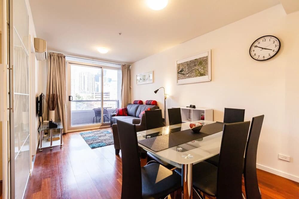 WESLEY, 2BDR Carlton Apartment - photo 3