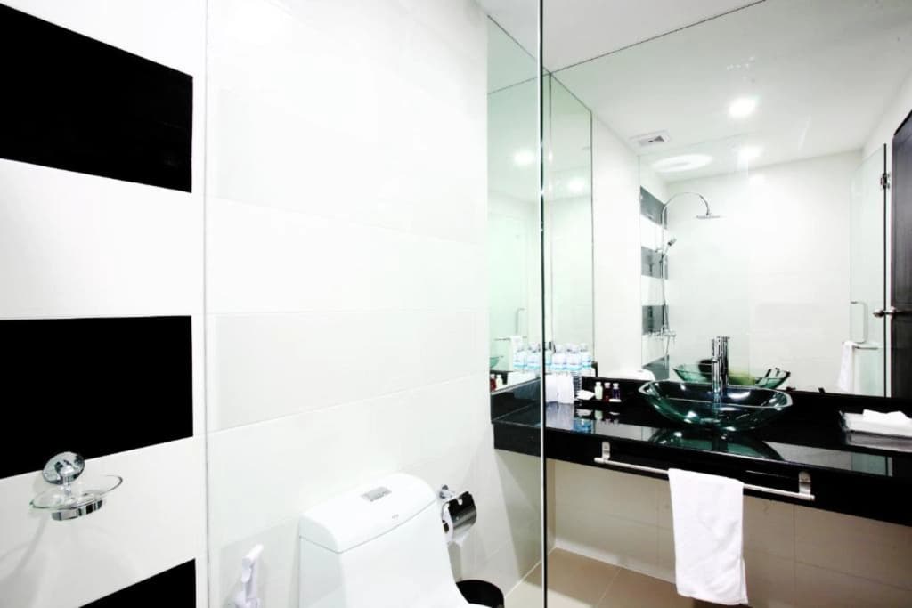 One World One Home Naiharn Hotel - photo 10