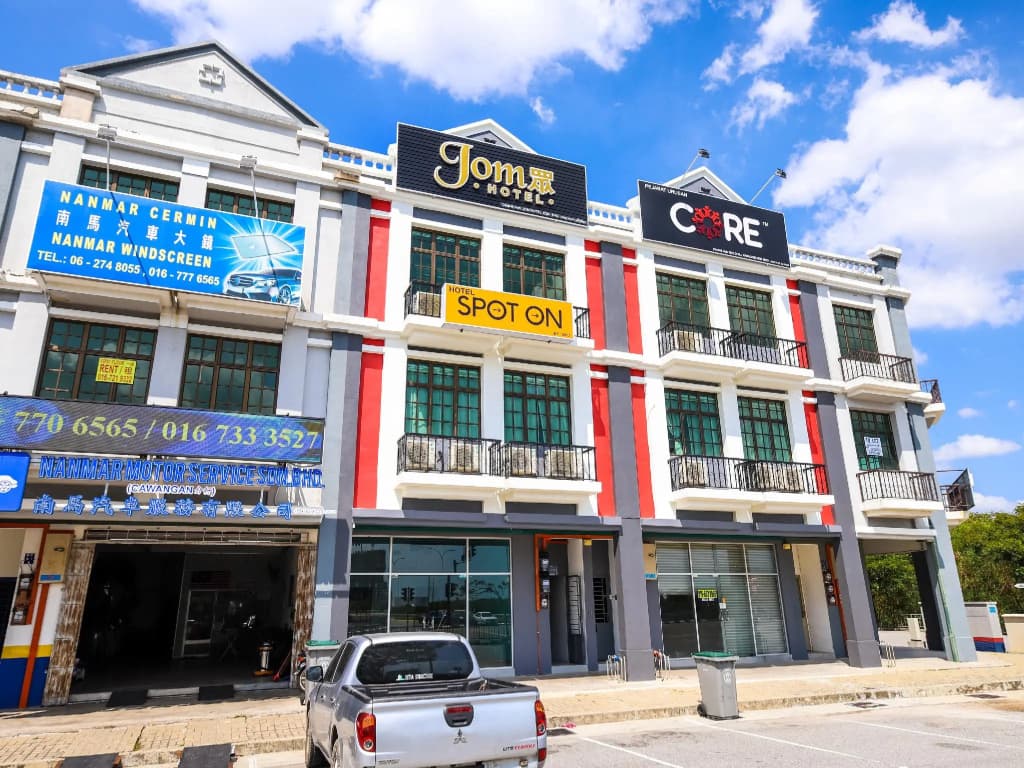SPOT ON 90394 Jom Hotel - main photo