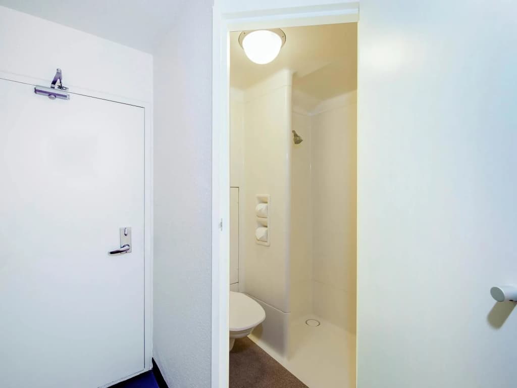 ibis budget Enfield - photo 8