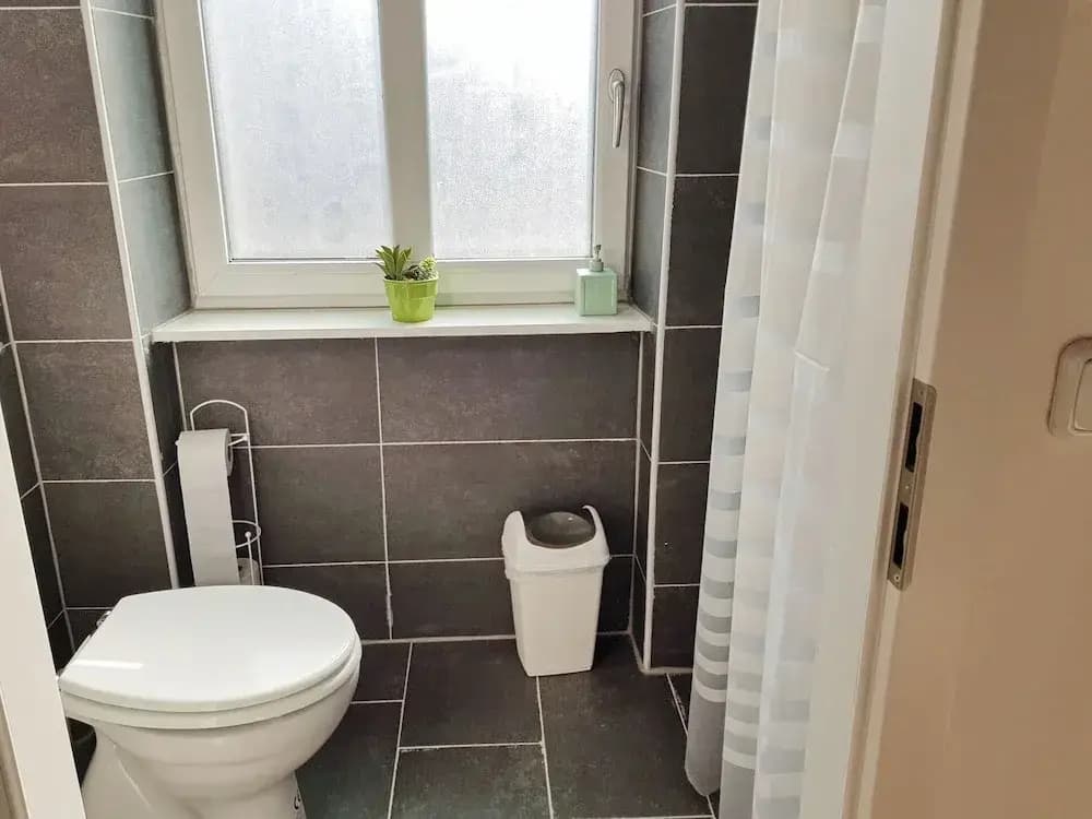Large 2BR Apt Ideal for Long Stays - photo 6