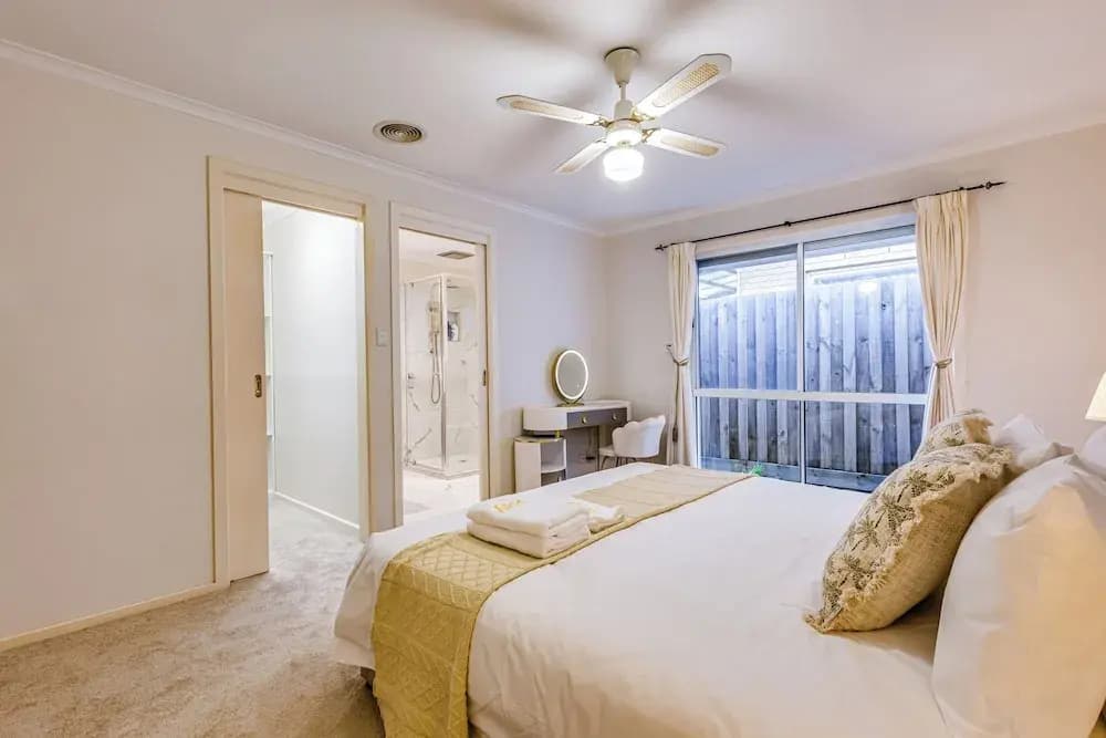 StayAU 4BR Lakeside Retreat in Seabrook - photo 2