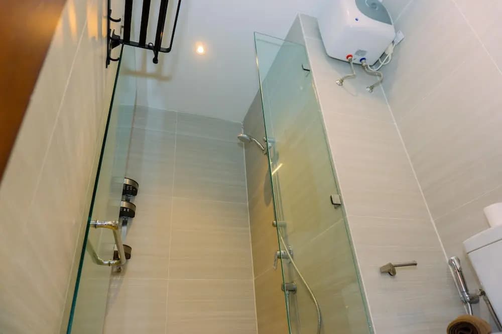 Spacious 1BR with Japandi Design at West Vista Apartment By Travelio - photo 7
