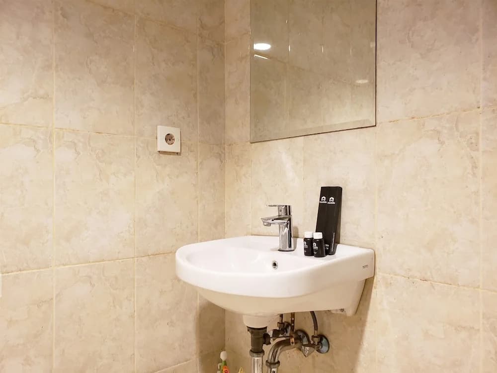 Fancy And Nice Studio At Tamansari The Hive Apartment - photo 8