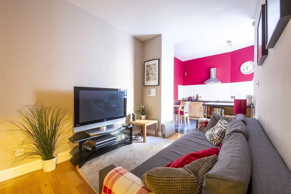 JOIVY Great Location! - Charming Apt by Edinburgh Castle - photo 4