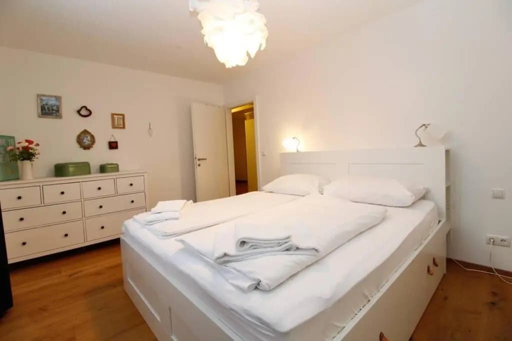 MODERN spacious, 2 BEDROOM, FREE PARKING - photo 2