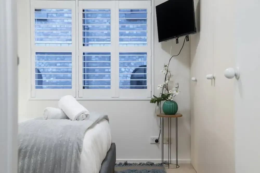 Riverside 2-bed Apartment With Balcony & Parking - photo 3