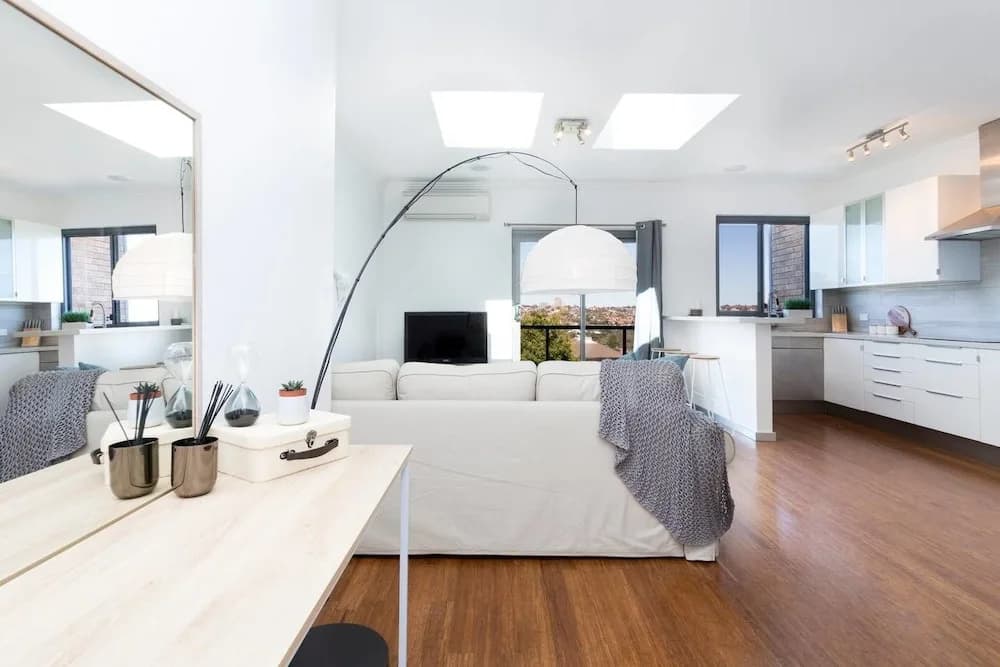Beachside Apartment with Stunning Views & Parking - photo 3