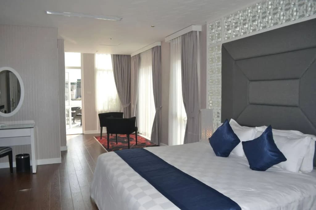 Le Petit Prince Lakeside Hotel & Rooftop Bar - photo 4