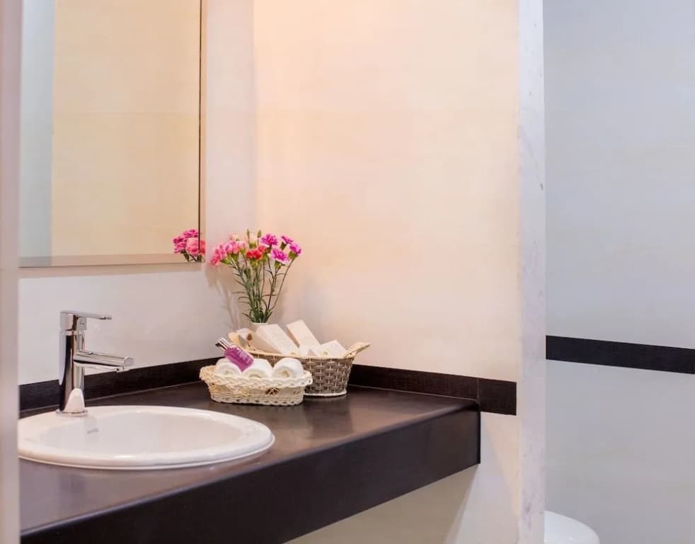 Beehive Central Hotel - photo 18