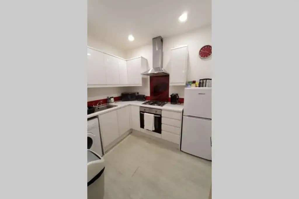 6 Separate beds, 2 baths -Leith Spectacular Apartment - photo 14