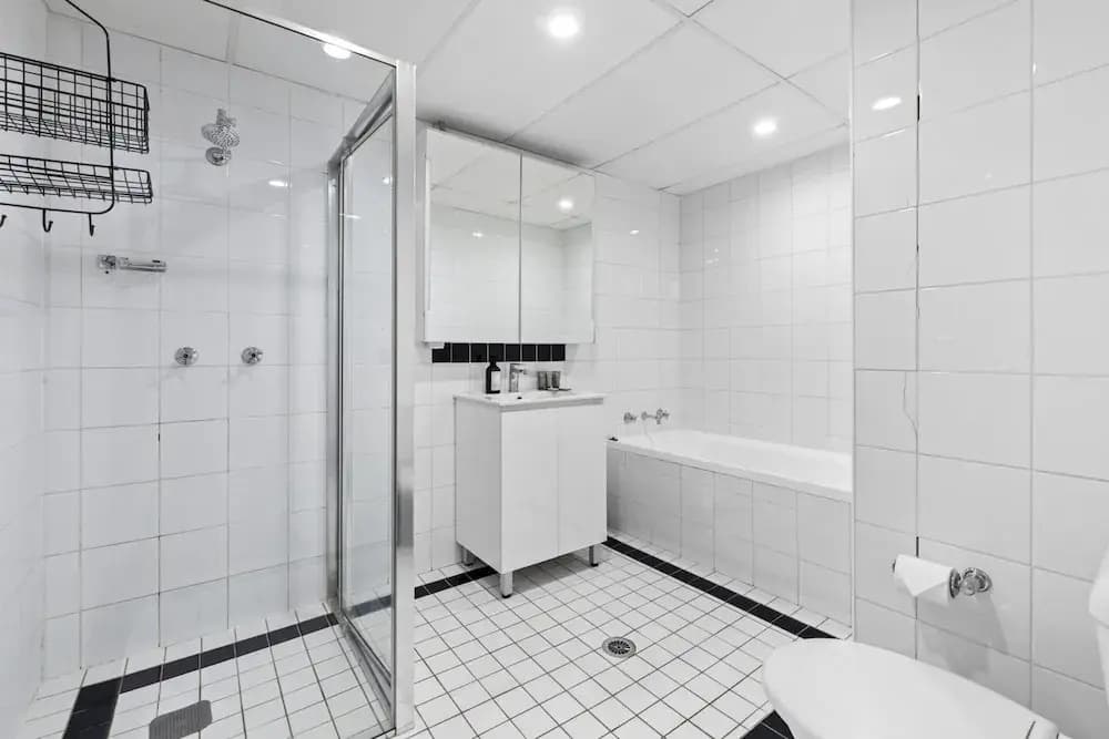 Bright Marrickville Flat With Balcony & Parking - photo 7