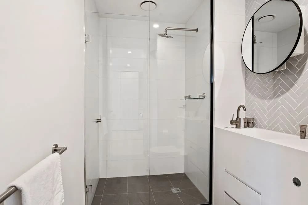 IfStays EQ Tower Apartment - photo 9