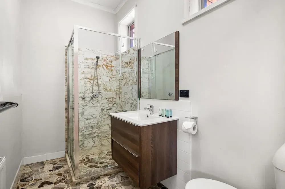 Spacious 5-bed Home With Pool in Glen Iris - photo 16