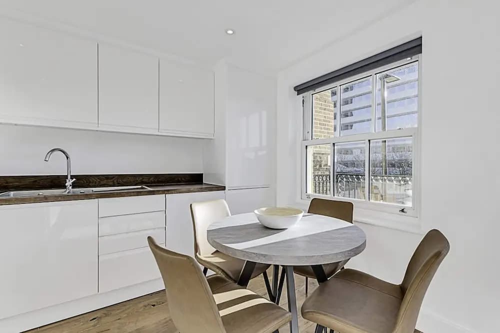 Chic Chiswick Apartment - photo 14