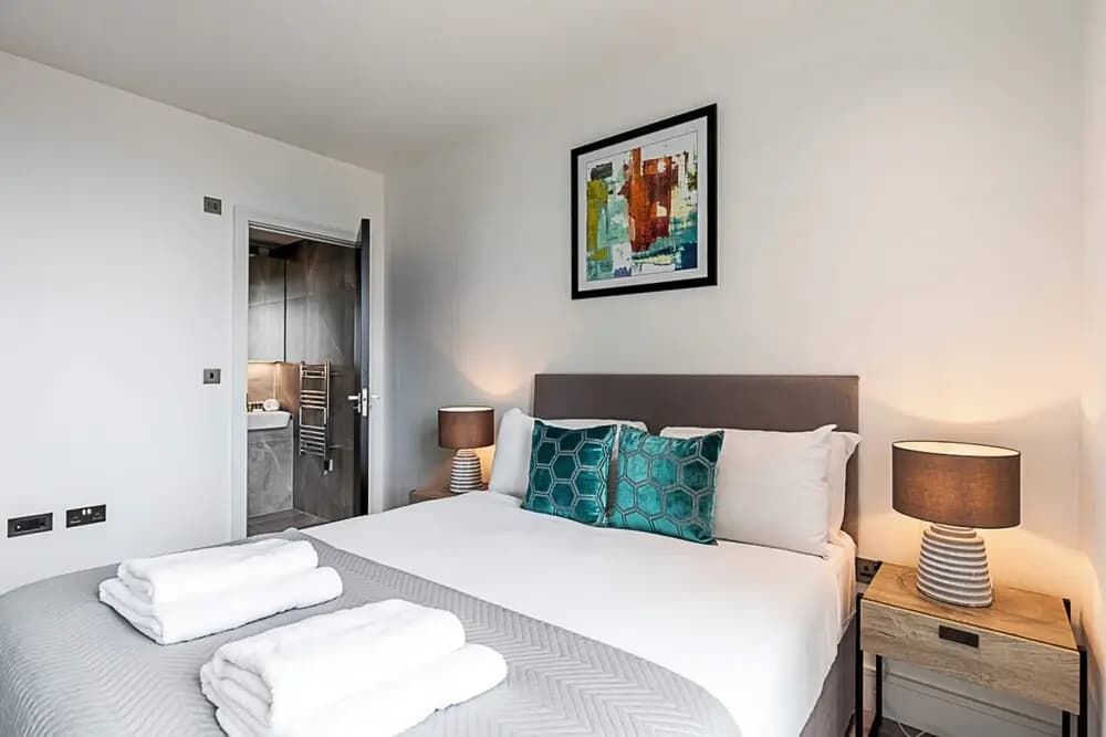 Two Bedroom Luxury Retreat At North Acton, London - photo 2