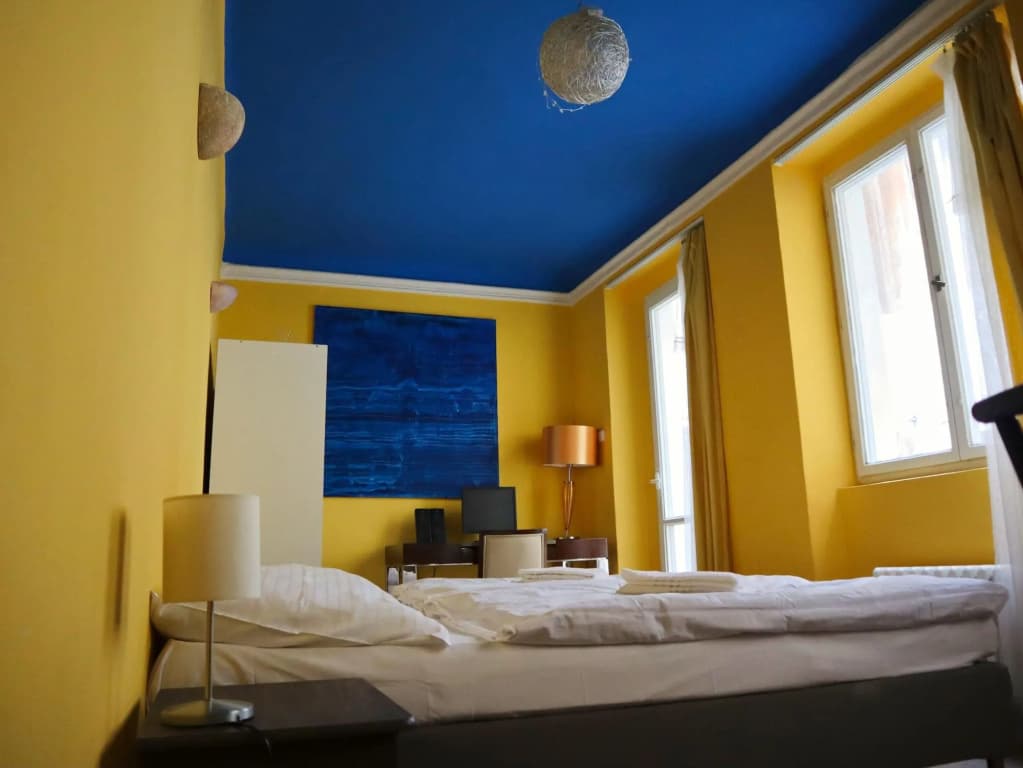 Charles Bridge Economic Hostel - photo 3