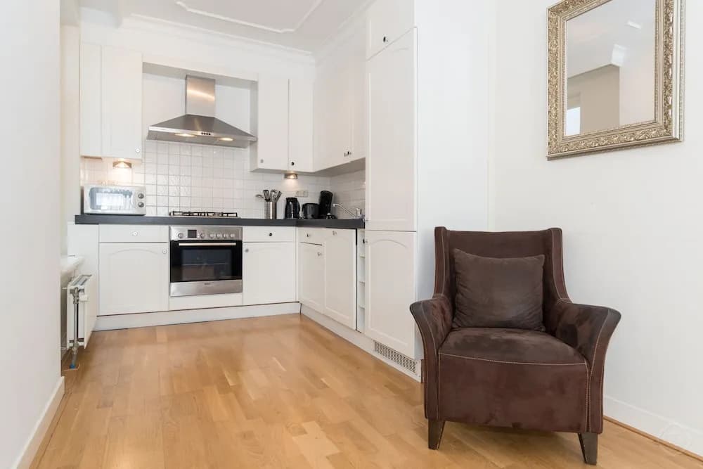 Elegant City Apartment - photo 14