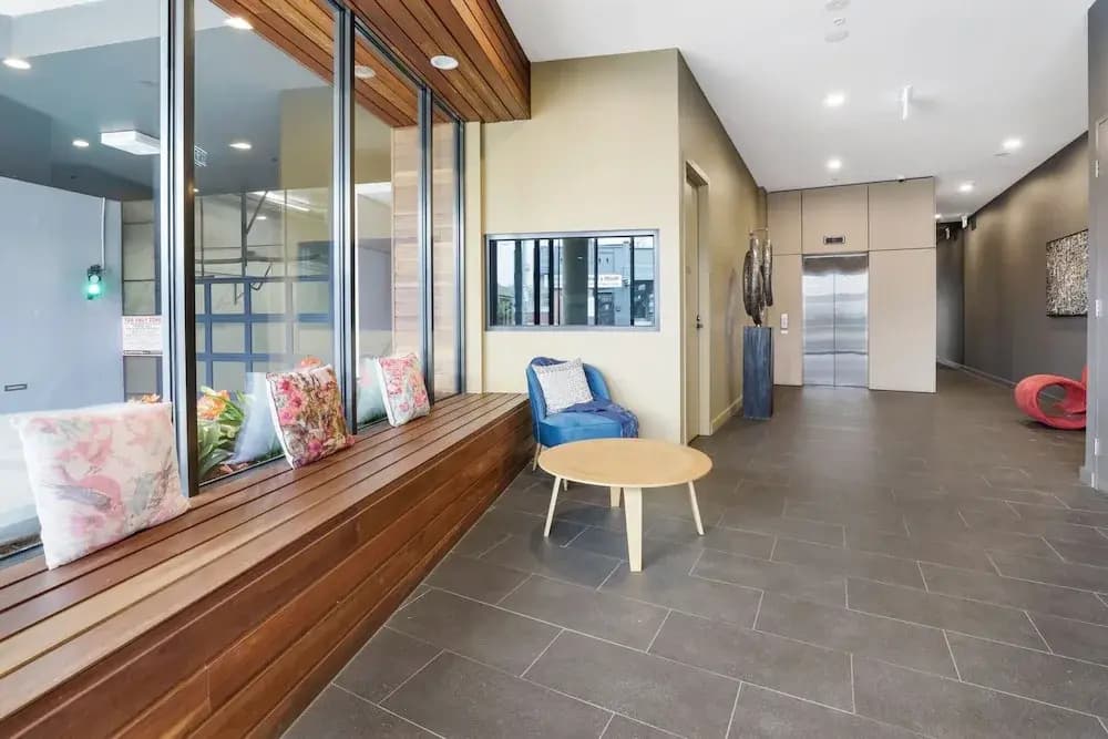 Modern 2-bed Ivanhoe Unit With Parking - photo 19