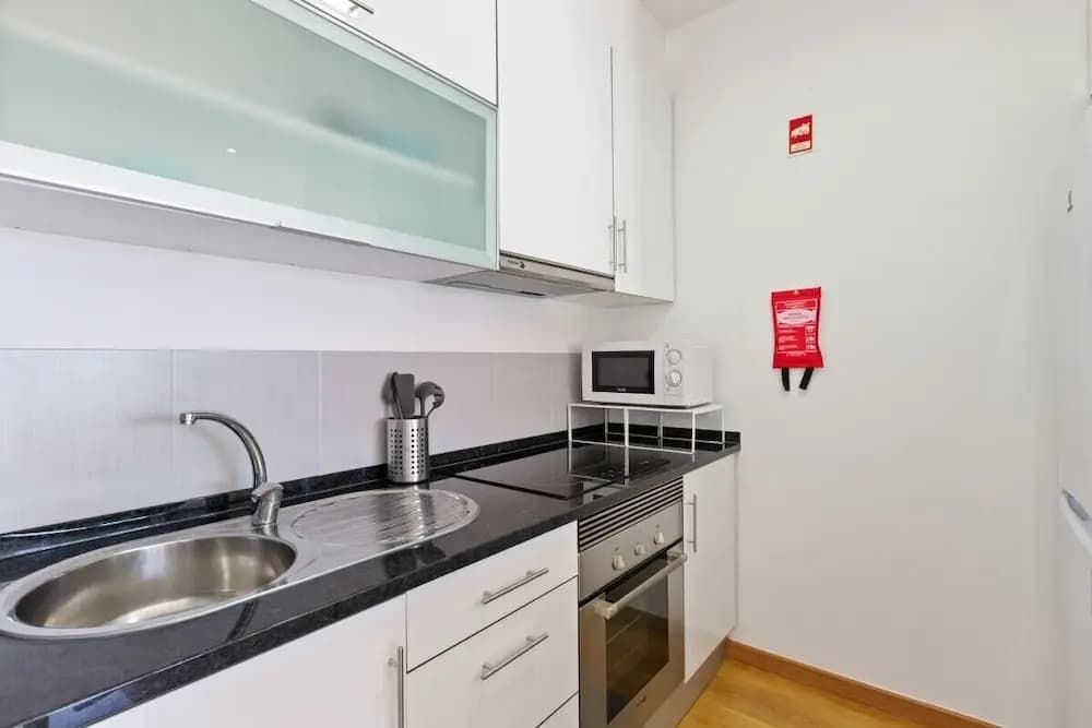 Spacious 1 Bed Apt w/Balcony, Sleeps 3 - photo 14